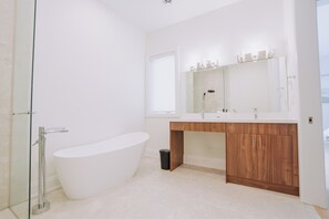 Shower, hair dryer, towels, soap - Luxury Waterfront Estate in Lake Simcoe
•private beach
•4000sqft
•sunset views (Brechin)