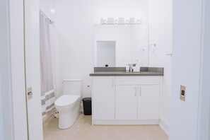 Dusche, Haartrockner, Handtücher, Seife