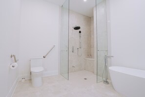 Dusche, Haartrockner, Handtücher, Seife