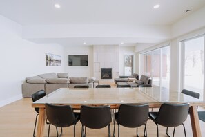 Interior - Luxury Waterfront Estate in Lake Simcoe
•private beach
•4000sqft
•sunset views (Brechin)