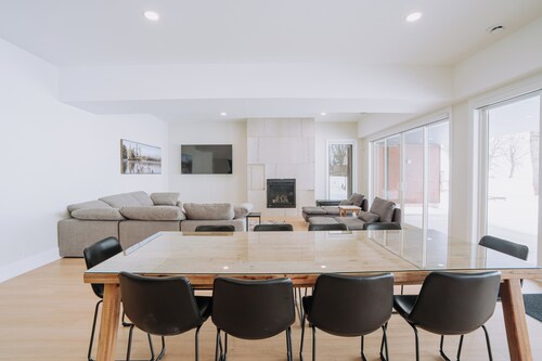 Luxury Waterfront Estate in Lake Simcoe
•private beach
•4000sqft
•sunset views