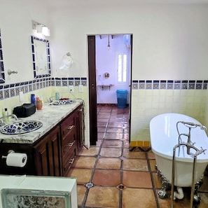 Ein Badezimmer mit Marmorwaschbecken, einer Badewanne und Fliesenboden.