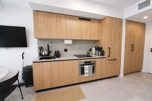 Full-size fridge, microwave, oven, dishwasher - The Downtown Escape Suites (Miami)