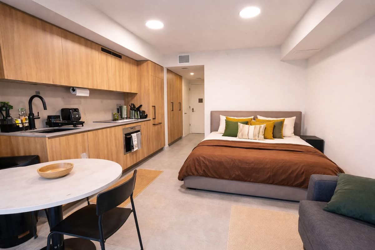 Deluxe Studio Suite, Balcony, City View | In-room dining