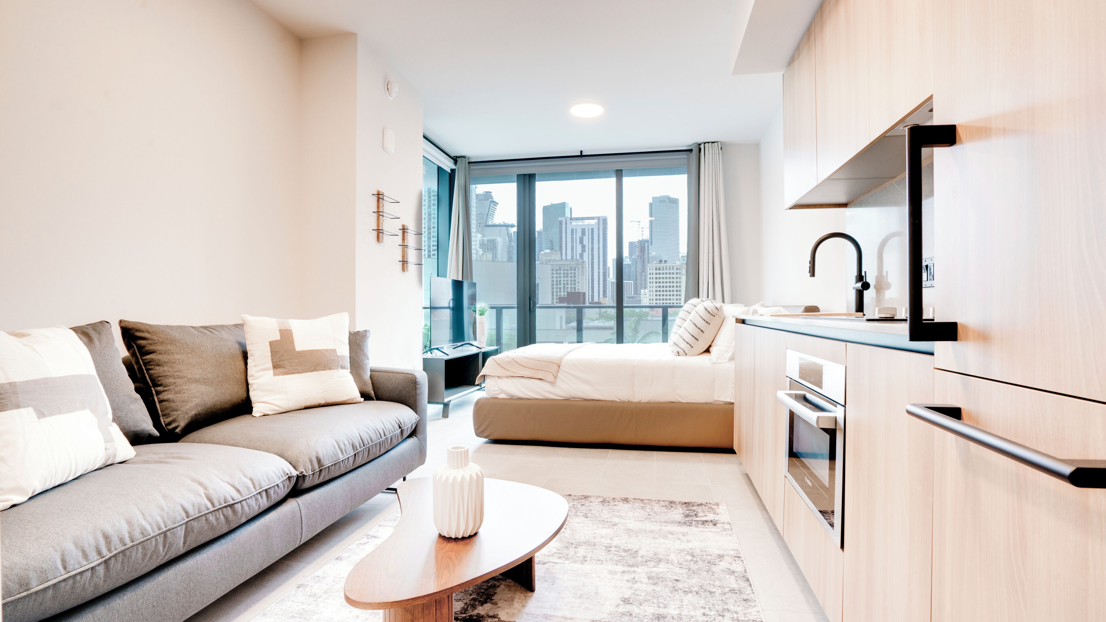 Luxury Studio Suite, Balcony, City View | Living area