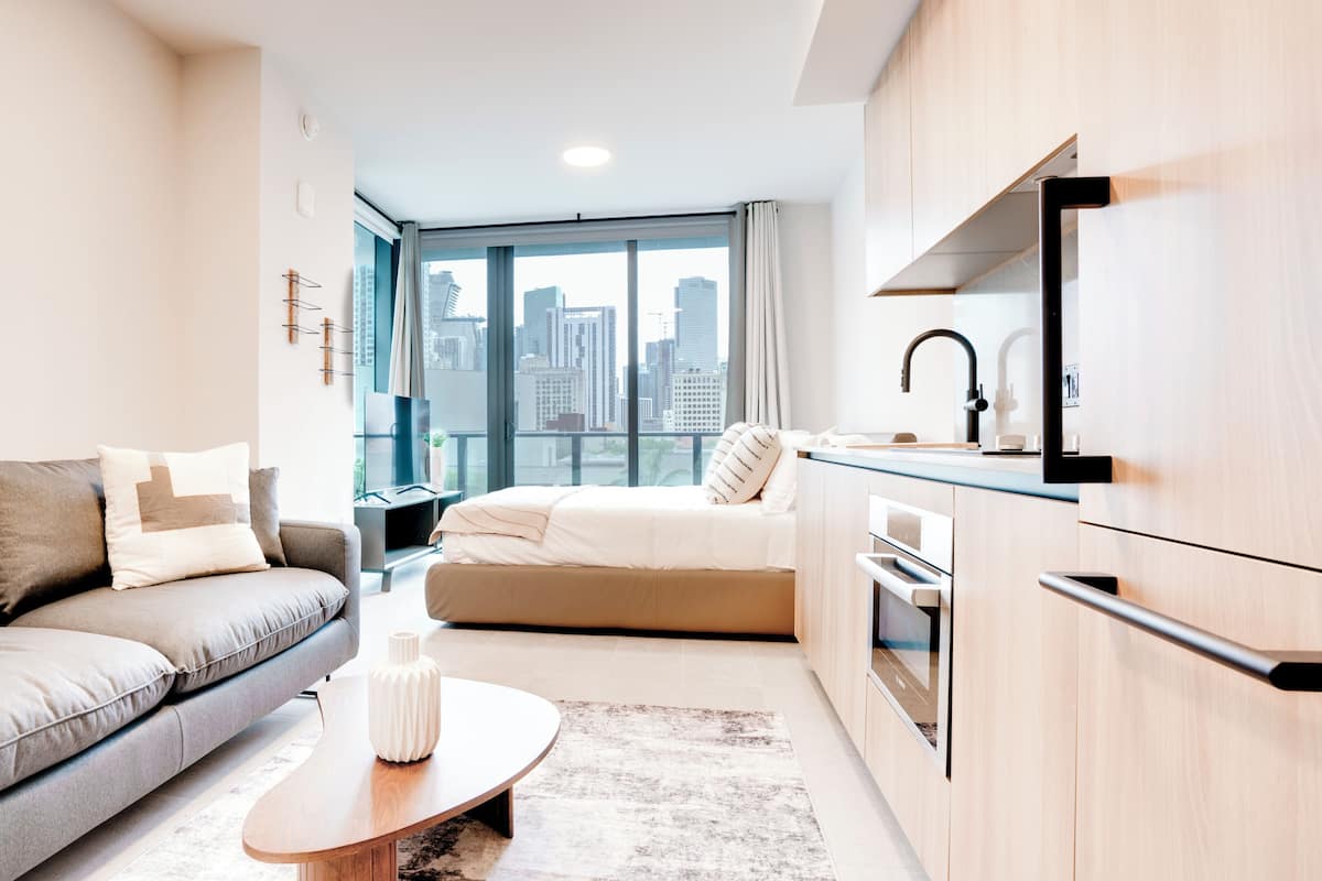 Luxury Studio Suite, Balcony, City View | Living area