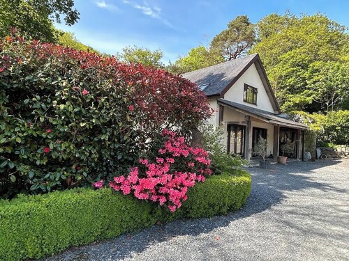 Mawddach View in Snowdonia with Hot tub, pet friendly & great location