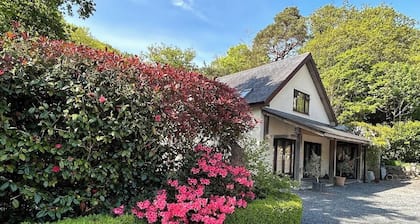 Mawddach View in Snowdonia with Hot tub, pet friendly & great location