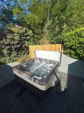 Outdoor spa tub - Mawddach View in Snowdonia with Hot tub, pet friendly & great location (Barmouth)
