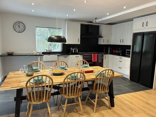 Mawddach View in Snowdonia with Hot tub, pet friendly & great location