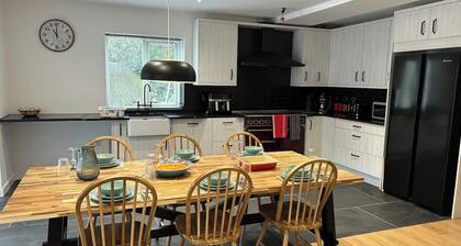 Mawddach View in Snowdonia with Hot tub, pet friendly & great location