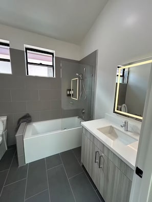Haartrockner, Handtücher, Seife, Toilettenpapier
