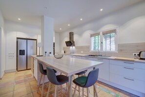 Private kitchen - Renovated villa, sea-view pool, air-conditioning, VE loader 8-10 pers. Gulf of St Tropez (Roquebrune-sur-Argens)