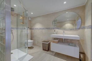 Shower, hair dryer, towels - Renovated villa, pool, sea view, air conditioning, VE loader 8 to 12 pers - Golfe St Tropez (Roquebrune-sur-Argens)