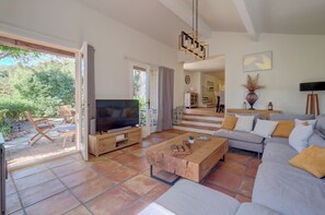 Living area - Renovated villa, sea-view pool, air-conditioning, VE loader 8-10 pers. Gulf of St Tropez (Roquebrune-sur-Argens)