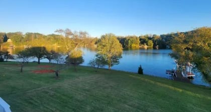 Lakefront Escape: hot tub, endless views, deep water dock, gentle walk to water