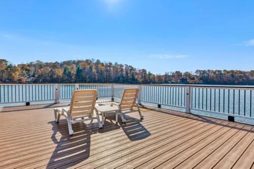 Lakefront Escape: hot tub, endless views, deep water dock, gentle walk to water