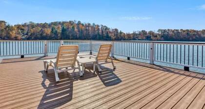 Lakefront Escape: hot tub, endless views, deep water dock, gentle walk to water