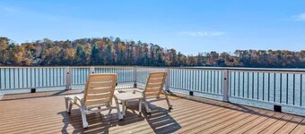 Lakefront Escape: hot tub, endless views, deep water dock, gentle walk to water