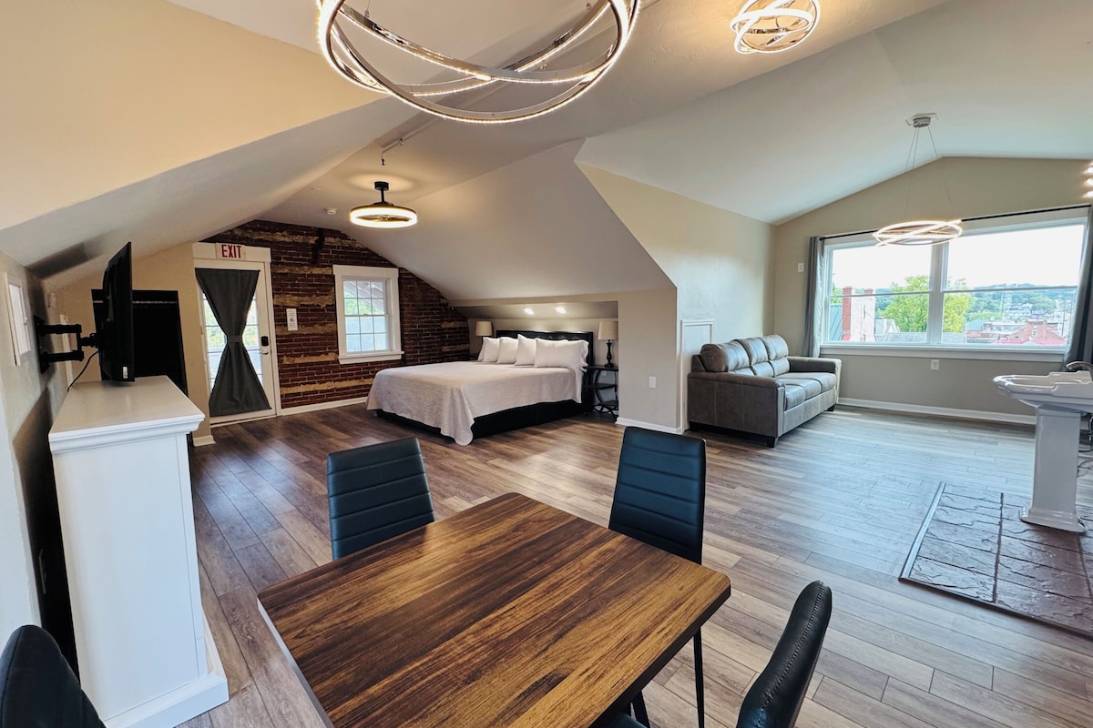 Deluxe Studio, River View | Desk, laptop workspace, blackout drapes, WiFi (free)