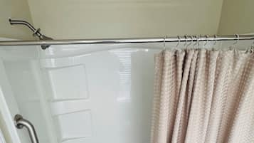 Chambre Deluxe double | Salle de bain | Serviettes fournies, savon, shampooing, papier de toilette