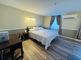 Deluxe Room | Desk, laptop workspace, blackout drapes, free WiFi