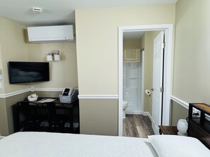 Economy Room | Bathroom | Towels, soap, shampoo, toilet paper - Nestle Inn (Hermann)