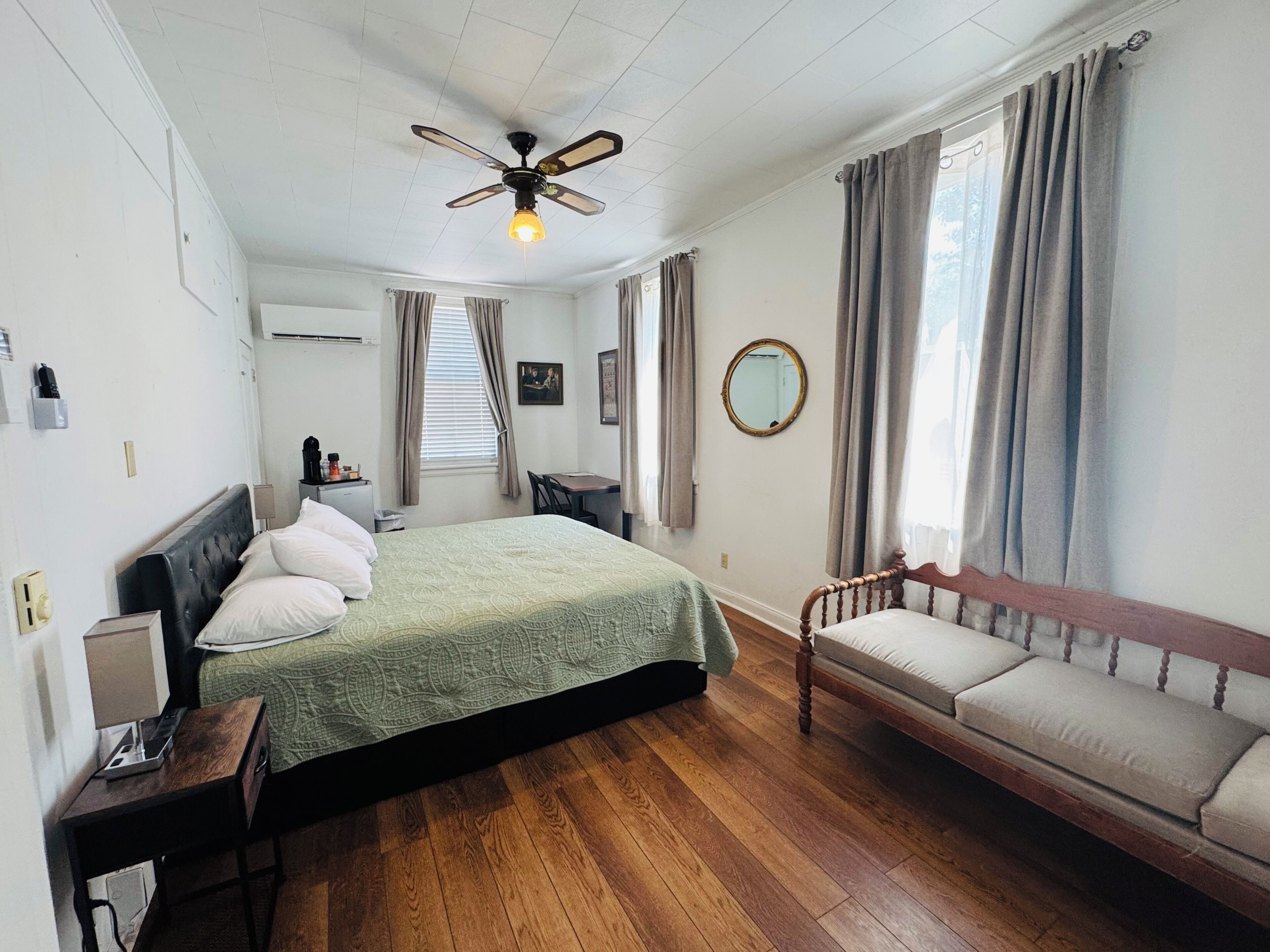 Deluxe Room | Desk, laptop workspace, blackout curtains, free WiFi