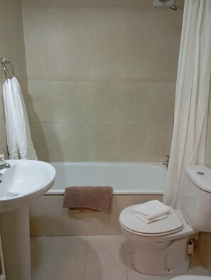 Bathroom - CENTRAL APARTMENT 5 MINUTES FROM HOSPITAL, CITY CENTER, UNIVERSITY CAMPUS (Oviedo)