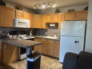 Private kitchen - Adorable 1-bedroom apartment with AC in sunny Kihei (Kihei)