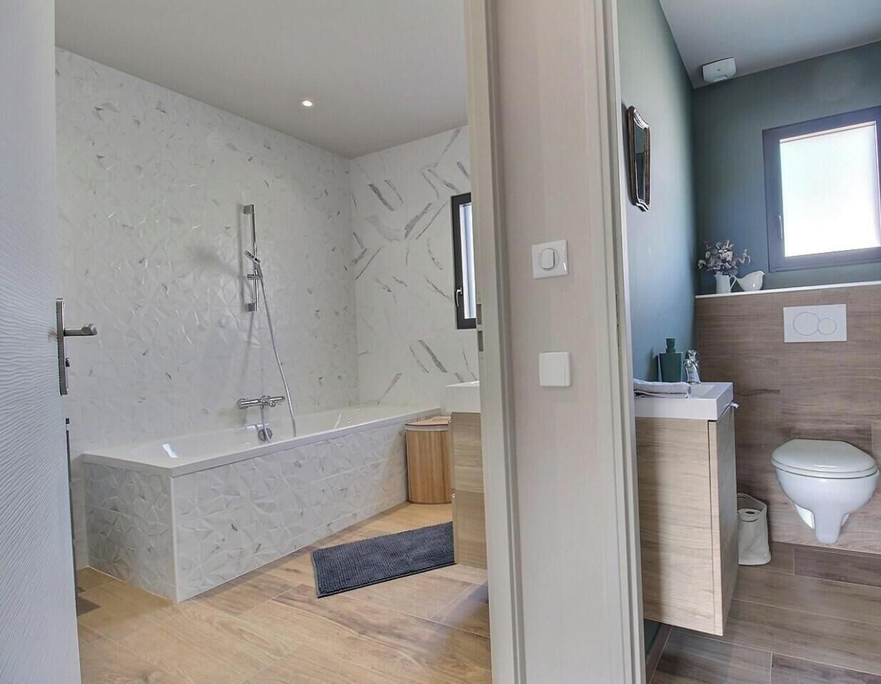 Douche, séchoir à cheveux, serviettes fournies