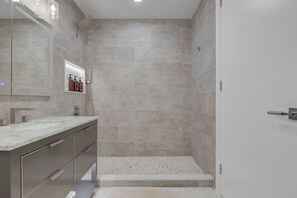 Regadera, secadora de cabello, toallas, jabón