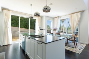 Fridge, microwave, oven, stovetop - Spacious 4-Bedroom Family Home in Long Bay (Auckland City)