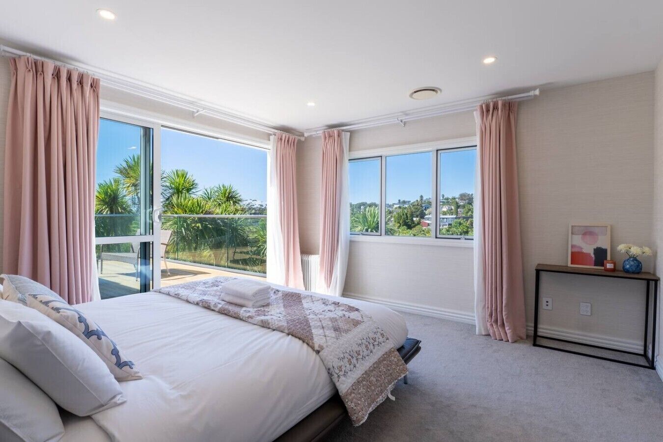 4 bedrooms, desk, iron/ironing board, WiFi (free)