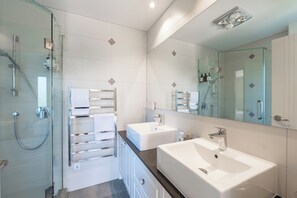 Doccia, asciugacapelli, asciugamani, sapone
