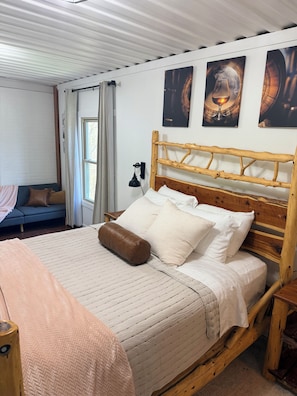 3 bedrooms, WiFi, bed sheets - Bourbon Trail Container Home with Hot Tub 🔥 Private Retreat (chaplin)