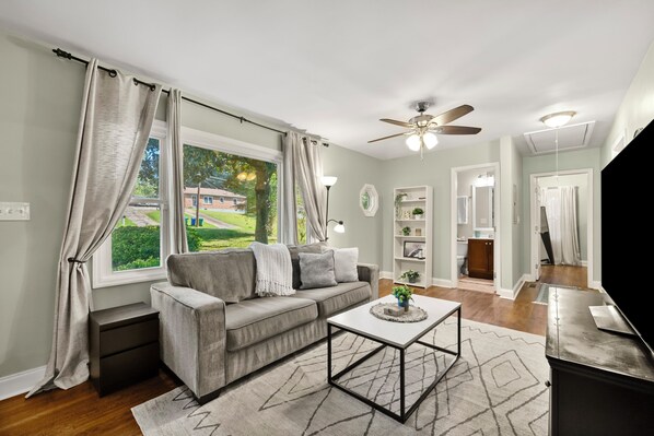 Smart TV - Cozy 3-bedroom home in Decatur (Decatur)