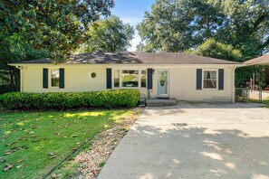 Exterior - Cozy 3-bedroom house in welcoming Decatur (Decatur)