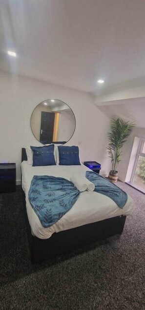 Tabla de planchar con plancha, wifi y ropa de cama 