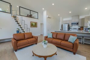 Living area - Stunning ocean-view cottage minutes from Olympic (Port Angeles)