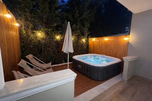 Bañera de hidromasaje al aire libre