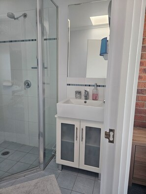 Bathroom - Amazing view from this centrally located 2 bed unit in the heart of Merimbula. (Merimbula)