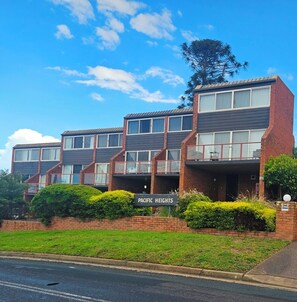 Exterior - Amazing view from this centrally located 2 bed unit in the heart of Merimbula. (Merimbula)