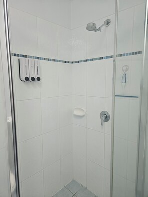 Regadera, toallas, jabón, papel de baño 