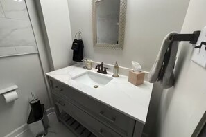 Shower, towels, soap - Nice Prince and Princess Suite! (Memphis)