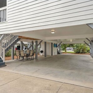 Outdoor dining - Spacious 4-bedroom house in perfect Surfside Beach with AC (Surfside Beach)