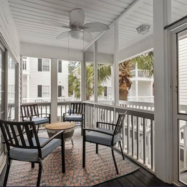 Property grounds - Spacious 4-bedroom house in perfect Surfside Beach with AC (Surfside Beach)