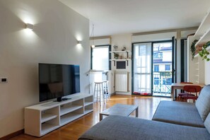 TV - w* | Bright Navigli Apartment with Canal view (Milano)
