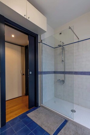 Shower, hair dryer, towels, shampoo - w* | Bright Navigli Apartment with Canal view (Milano)