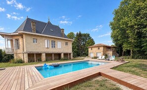 A large house with a swimming pool, a deck, and outdoor furniture. - La Ruche - CAMBES - Gîte (CAMBES)